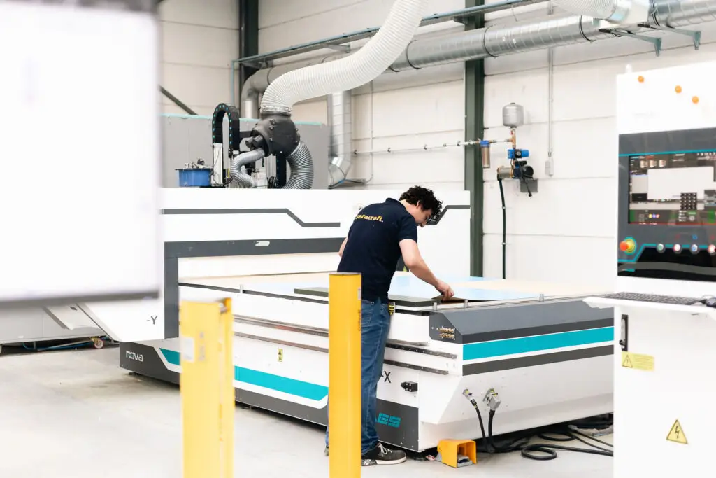Afgewerkte kunststofplaten in het atelier in Roeselare
