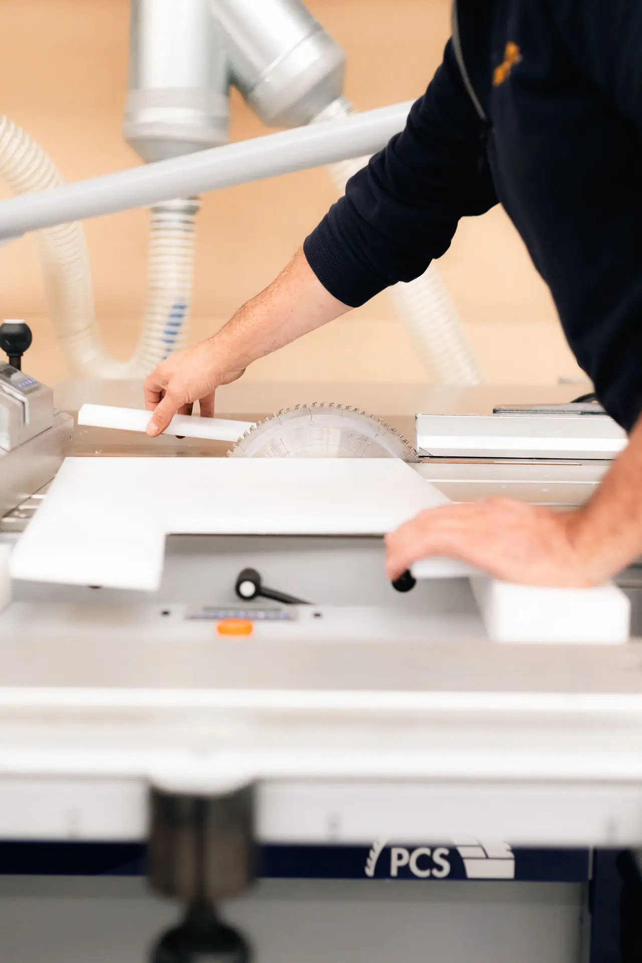 Spatwand wordt opgemeten in het atelier van Seraplex