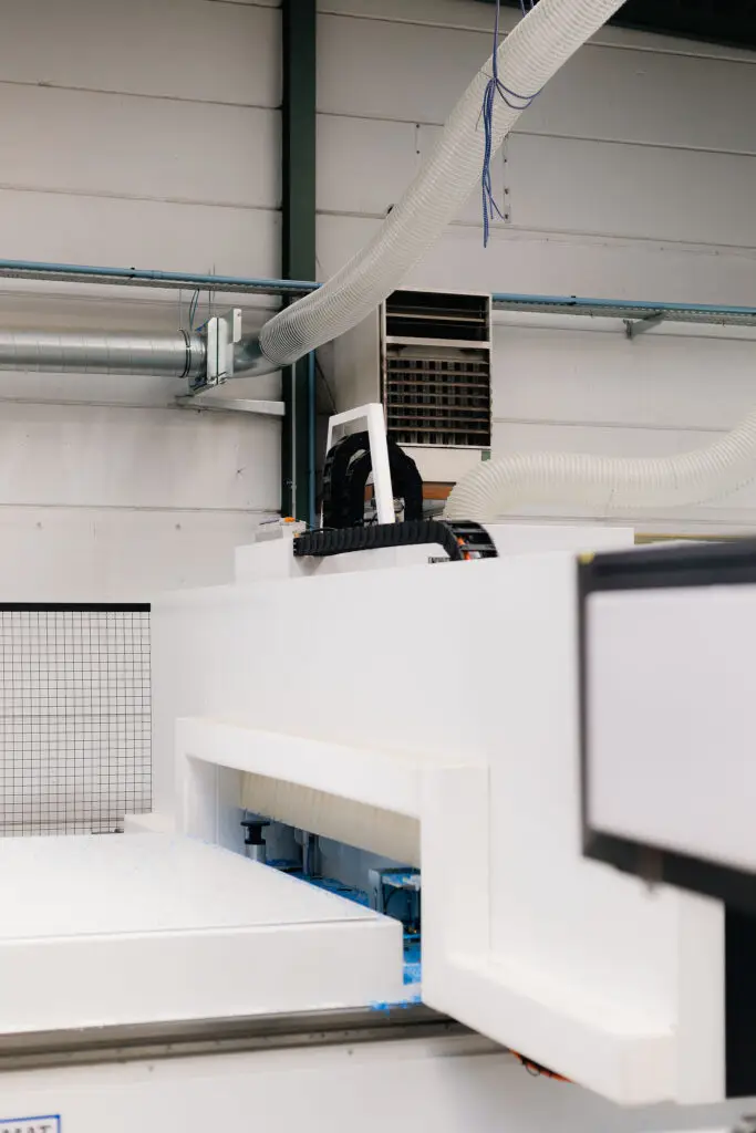 Plexiglasplaat wordt geboord en afgewerkt