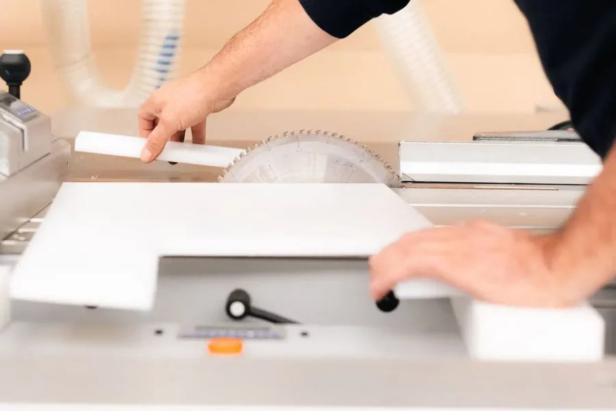 Kunststofplaat wordt opgemeten voor een toepassing op maat