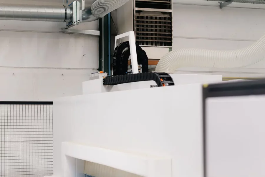 Plexiglasplaat wordt geboord en afgewerkt
